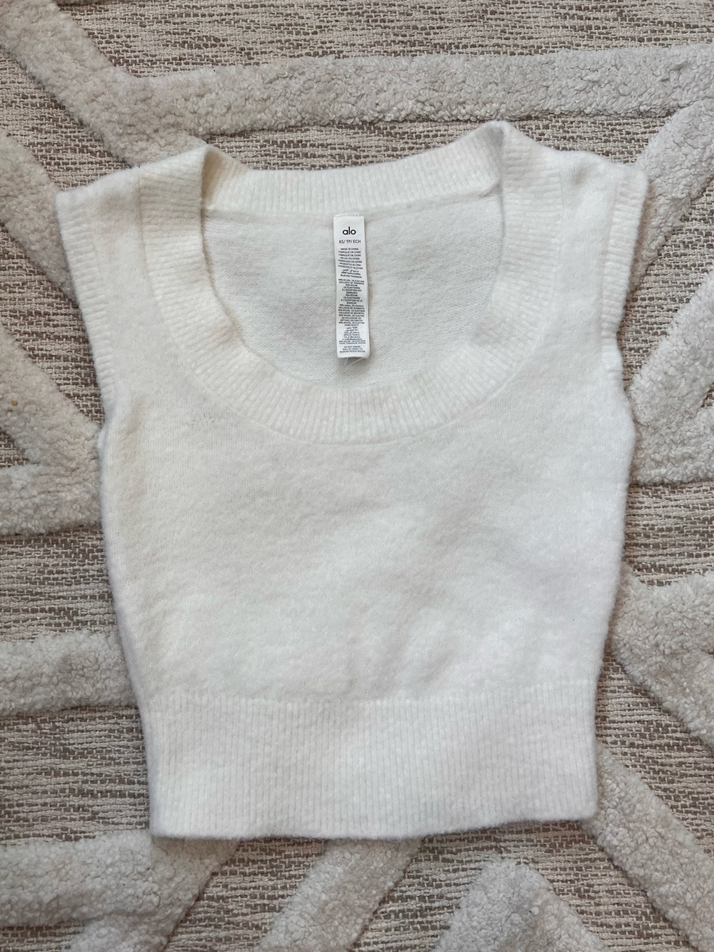 Alo Snuggle up Sweater Short Sleeve Size XS Ivory body skimming crop fit